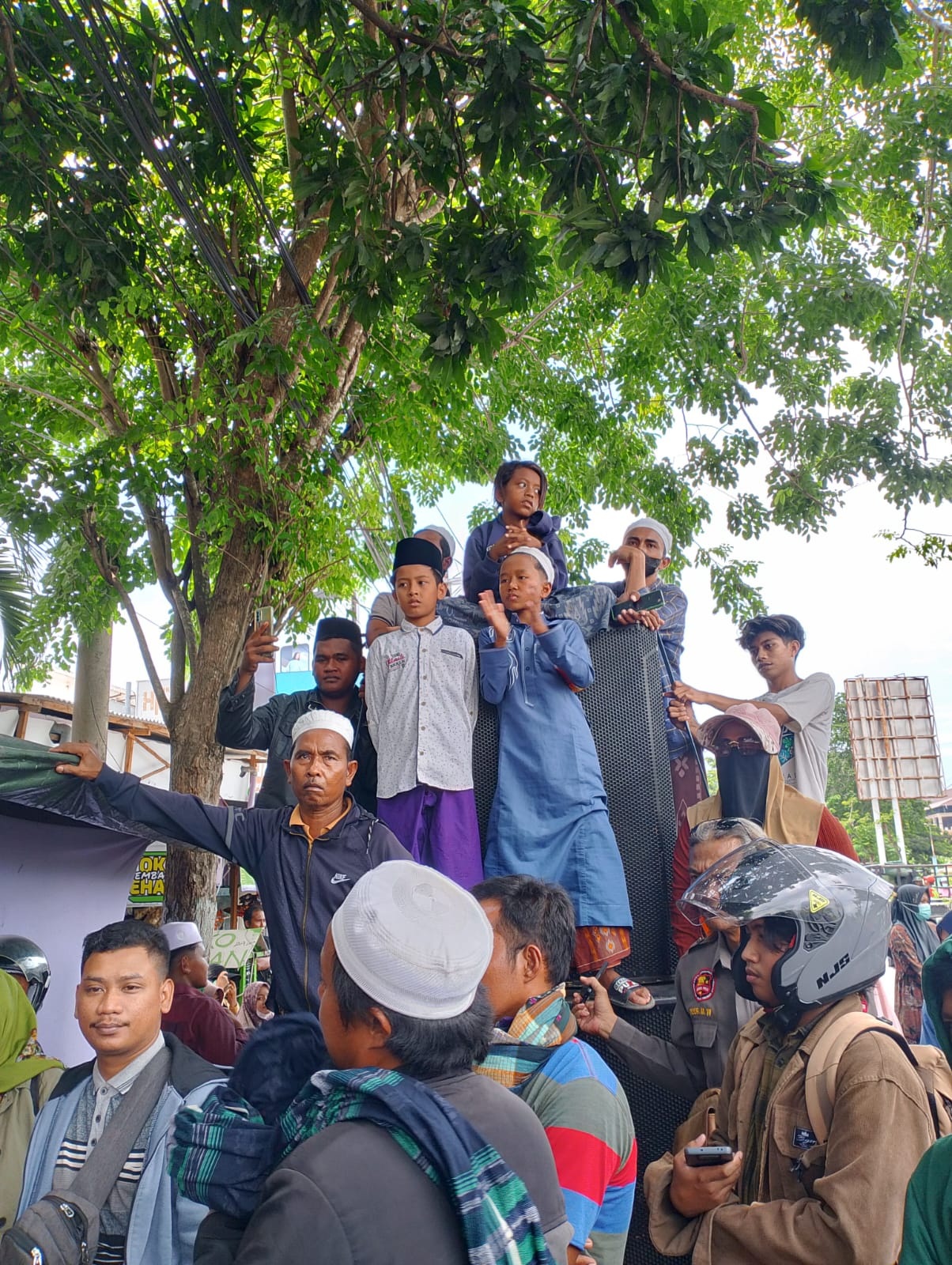 MEMBAHAYAKAN: Anak-anak dan remaja turut serta dalam aksi di depan kantor Bawaslu Pamekasan, Selasa (27/2). (UBAIDILLAHIR RA&rsquo;IE/JPRM)