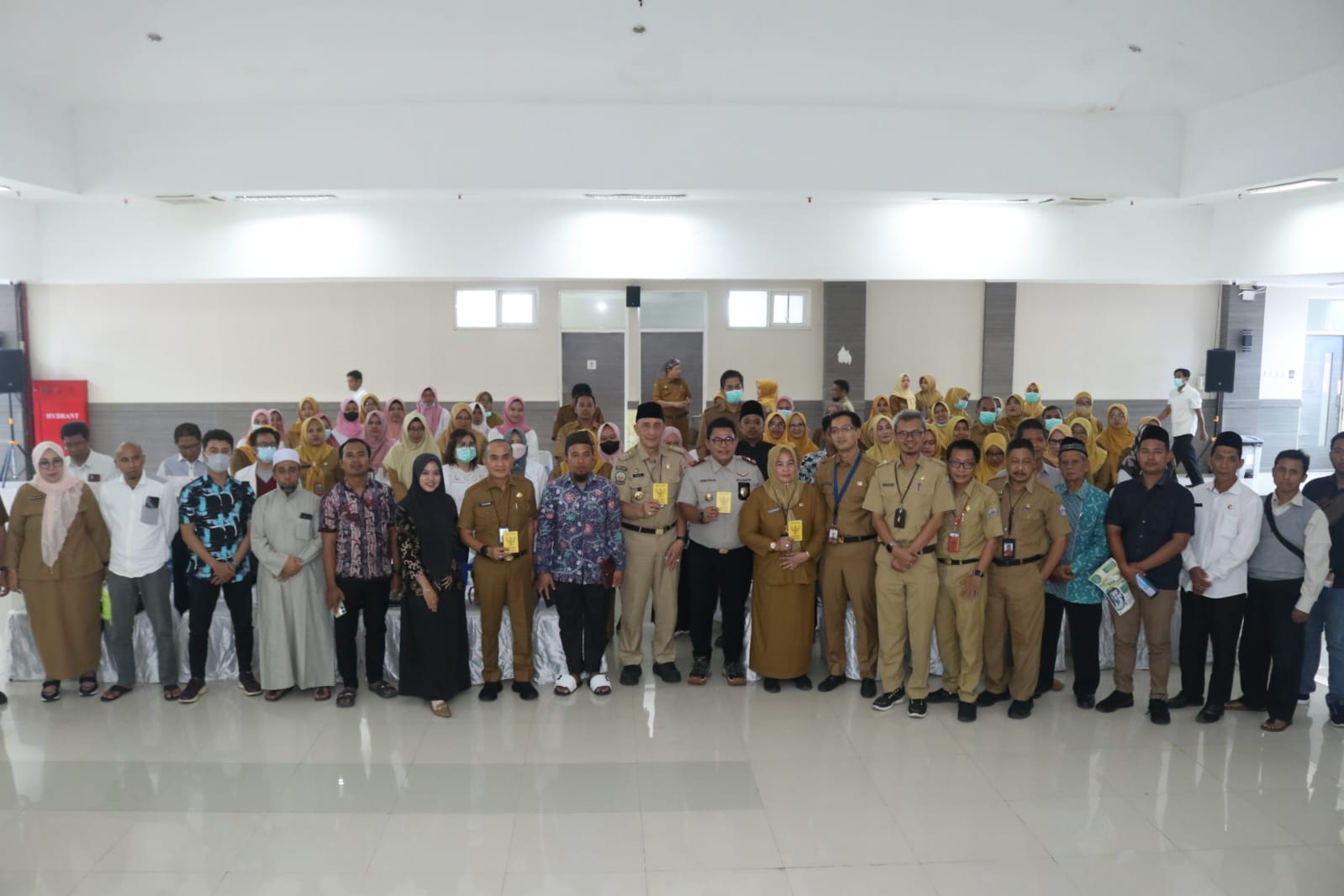 SOLID: Kepala KKP Kelas I Surabaya Rosidi Roslan didampingi Bupati Bangkalan Arief M. Edie bersama jajarannya dan peserta launching layanan poli vaksinasi terpadu, Selasa (27/2). (JUPRI/JPRM)