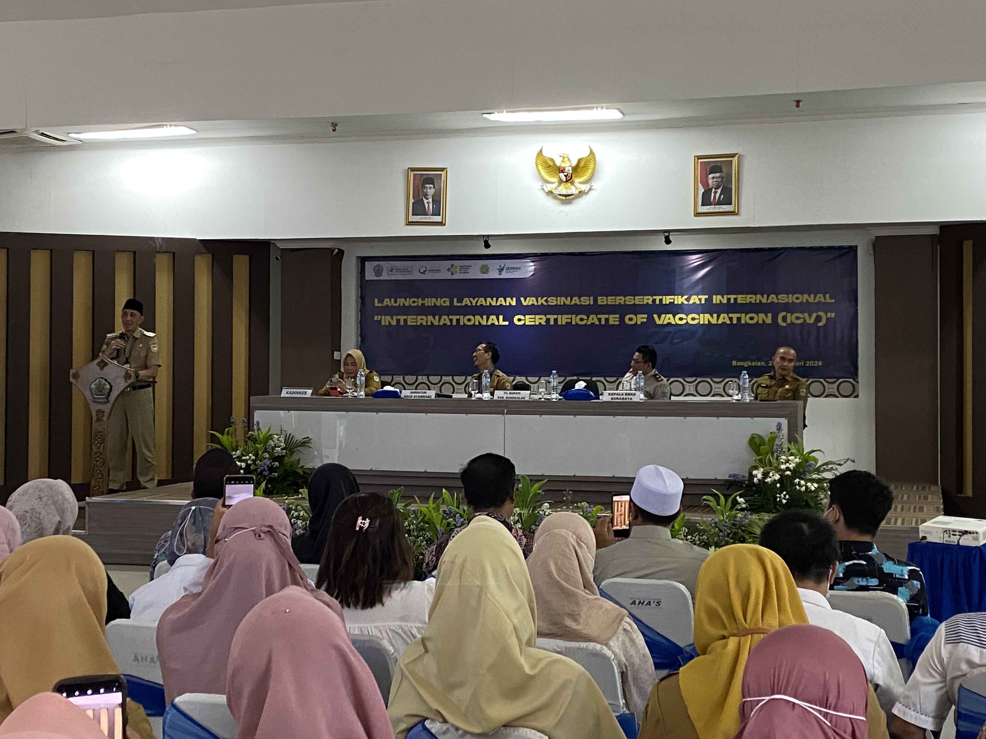 DIBUKA: Pj Bupati Bangkalan Arief M. Edie menyampaikan sambutan dan meluncurkan poli vaksinasi terpadu di RSUD Syamrabu, Selasa (27/2)
