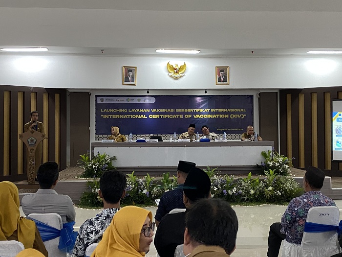 INOVATIF: Direktur RSUD Syamrabu Farhat Surya Ningrat menyampaikan sambutan saat launching poli terpadu di RSUD Syamrabu Bangkalan, Selasa (27/2).