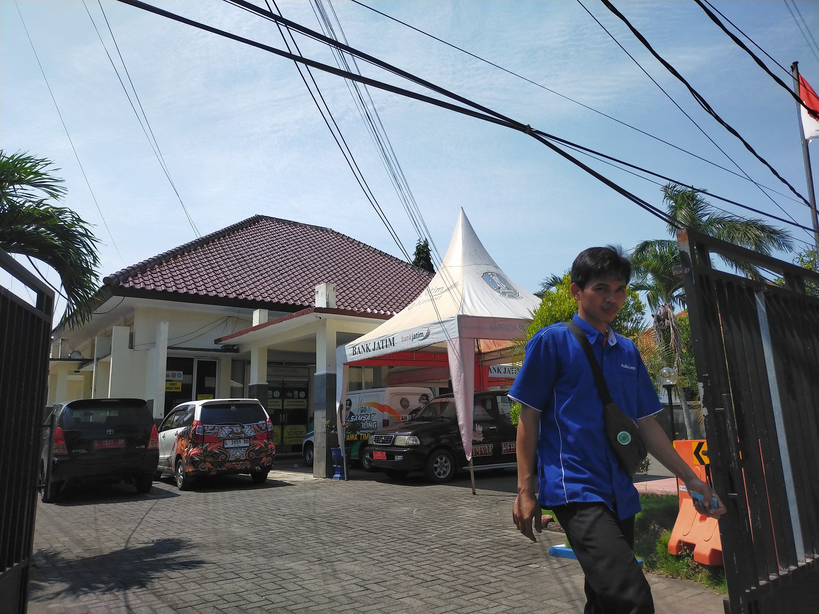 ISTIRAHAT: Pegawai KB Samsat Bangkalan berada di depan kantornya Senin (26/2). Tahun ini program pemutihan pajak kendaraan masih belum jelas. (VIVIN AGUSTIN HARTONO/JPRM)