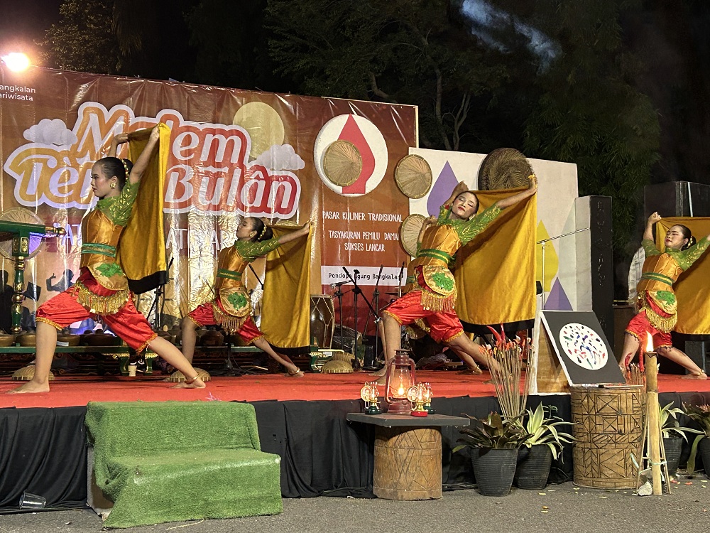 PENTAS SENI: Penampilan Komunitas Perempuan Xpresif pada kegiatan Malem Tera&rsquo; Bulan di Jalan Letnan Abdullah, Bangkalan, Minggu (25/2). (VIVIN AGUSTIN HARTONO/JPRM)