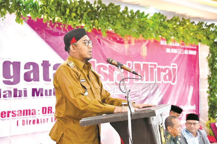BERWIBAWA: Bupati Sumenep menyampaikan sambutan dalam acara Isra Mikraj di Gedung Islamic Center, Batuan, pada Senin (26/2). (HUMAS PEMKAB SUMENEP UNTUK JPRM)