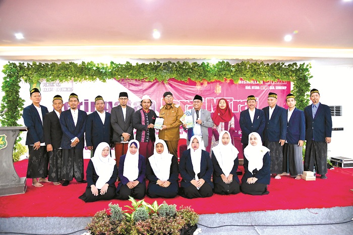 MERAKYAT: Bupati Sumenep Achmad Fauzi Wongsojudo (baju dinas) berfoto bersama dengan peserta Isra Mikraj di Gedung Islamic Center, Batuan, pada Senin (26/2). (HUMAS PEMKAB SUMENEP UNTUK JPRM)