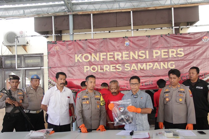 TAK BERKUTIK: M.&nbsp;Fadiluddin Thohir dihadirkan dalam konferensi pers Polres Sampang, Jumat (9/2). (HUMAS POLRES SAMPANG UNTUK JPRM)