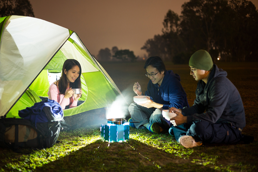 Para Wisatawan Menikmati Keindahan Alam Batu Flower Garden Camping Ground Malang Sambil Santap Santai