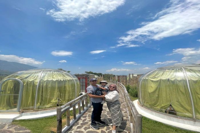 Pengunjung Glamping Maron Valley Pujon Malang Bersama Keluarga Kecil