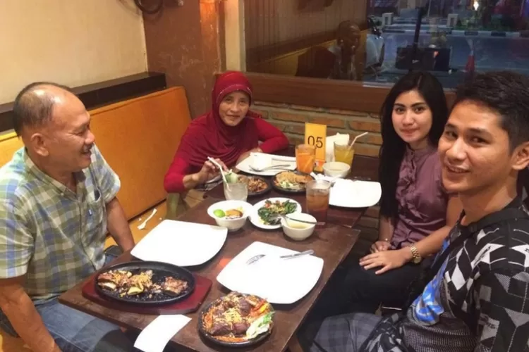 Para Pengunjung di salah satu tempat Kuliner di Sidoarjo yang Enak dan Murah