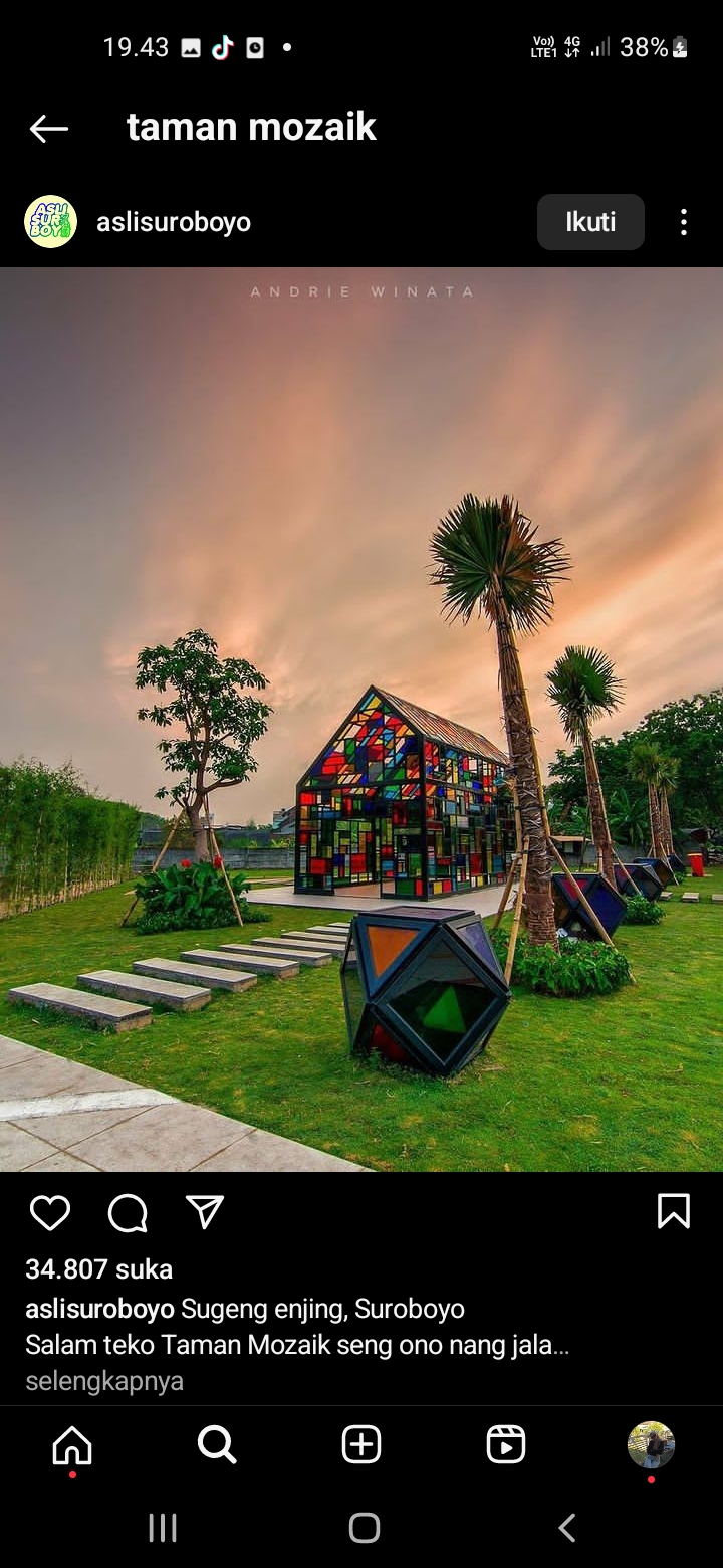 Bangunan Kaca Berwarna-Warni, Spot Foto Favorit di Taman Mozaik Surabaya