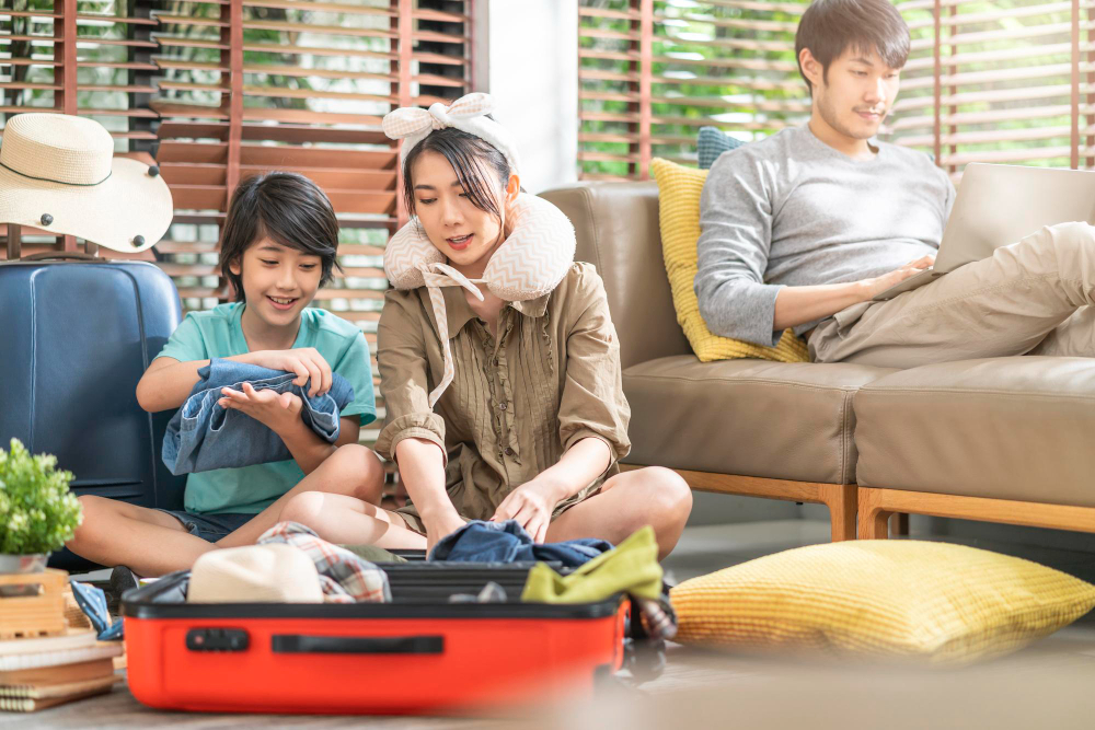 Sebuah keluarga yang sedang staycation di rumah.