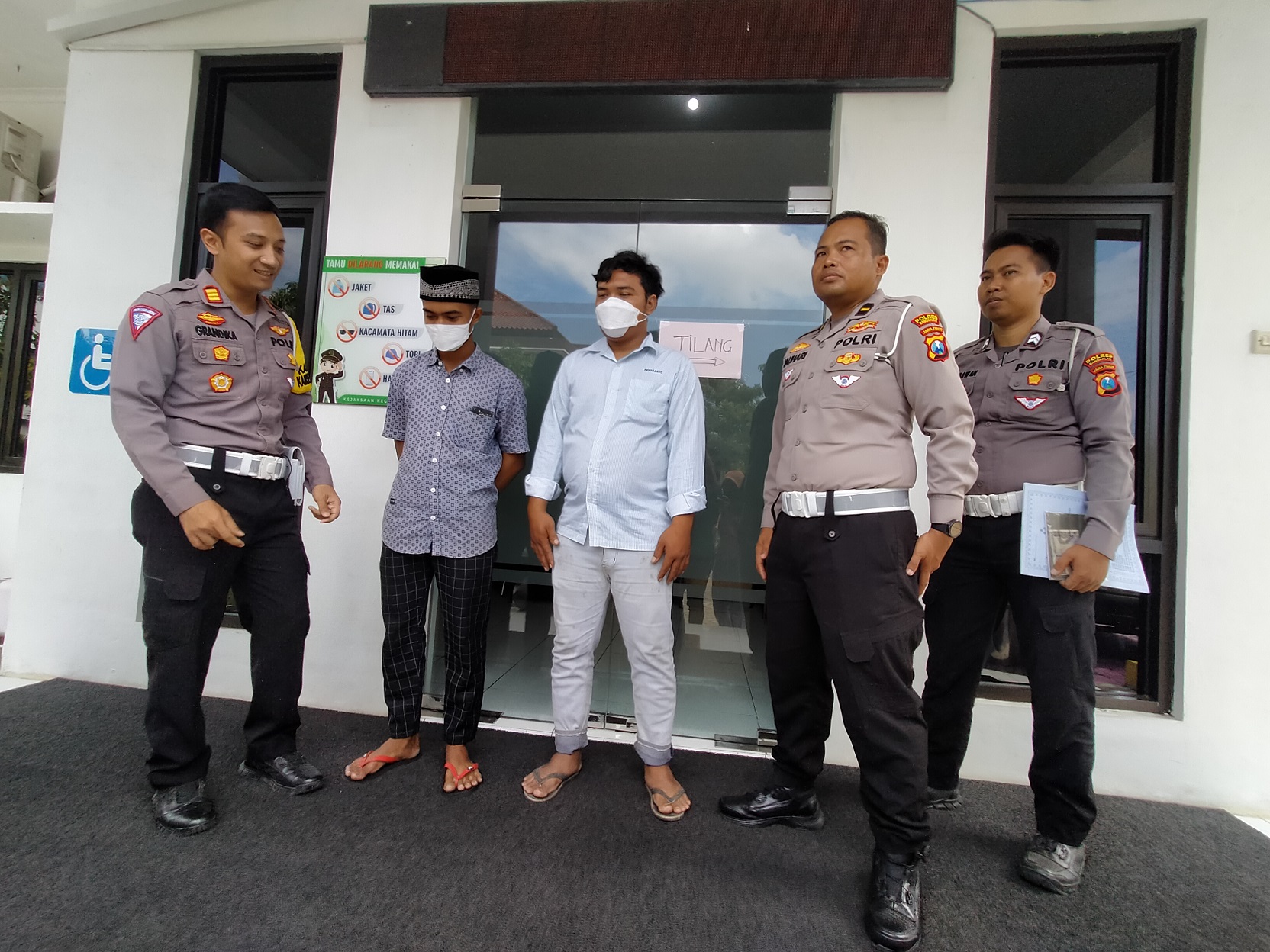 TERANCAM PIDANA: Dua tersangka joki balap liar (bali) saat dilimpahkan ke Kejaksaan Negeri Bangkalan Senin (27/2). (VIVIN AGUSTIN HARTONO/JPRM)