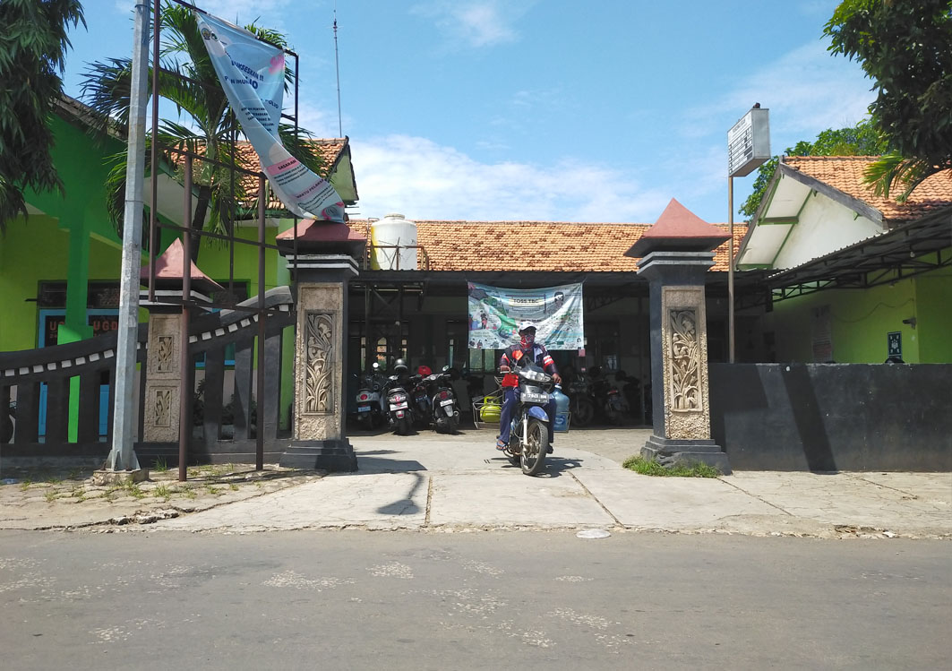 UPAYA DINKES: Seorang pengendara motor hendak keluar dari Puskesmas Socah, Bangkalan, Senin (27/2). (VIVIN AGUSTIN HARTONO/JPRM)
