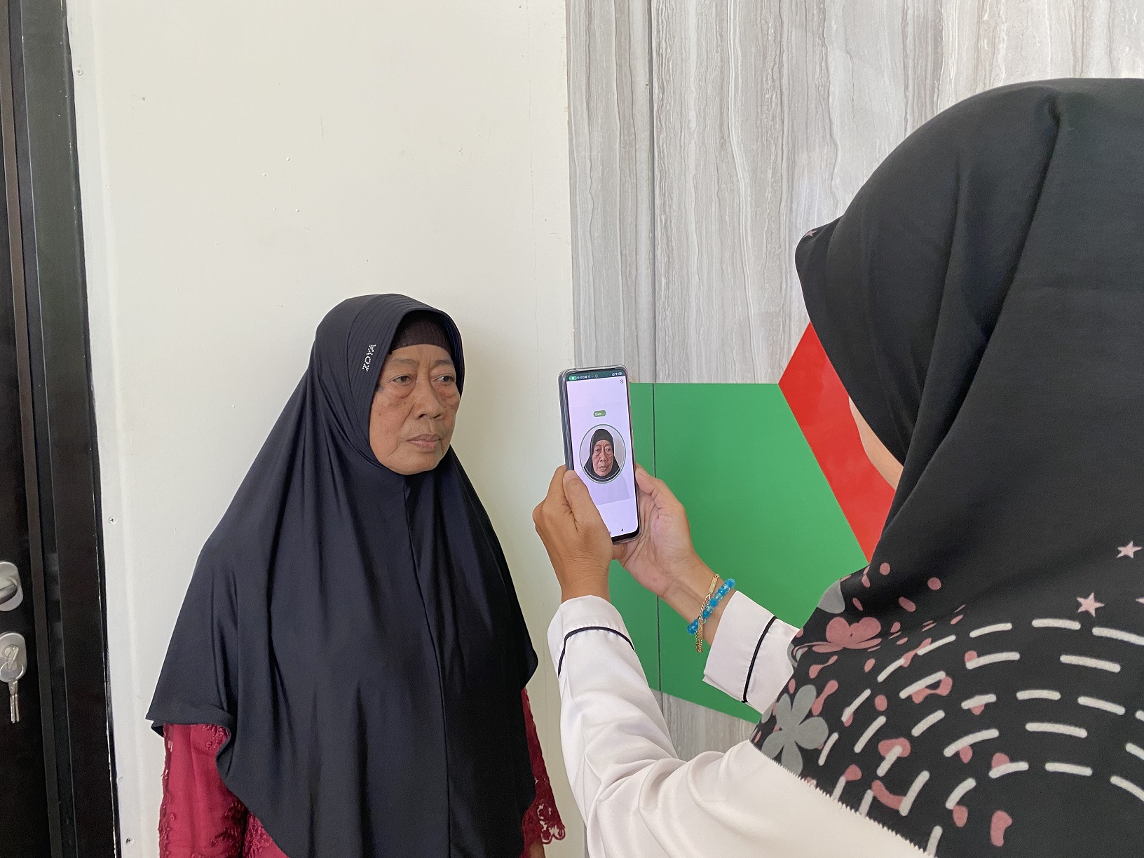 TUNDA BERANGKAT HAJI: Maleha, jemaah asal Desa/Kecamatan Labang saat memenuhi pemberkasan bio visa di PLHUT Bangkalan, Selasa (20/2). (AYU LATIFAH/JPRM)