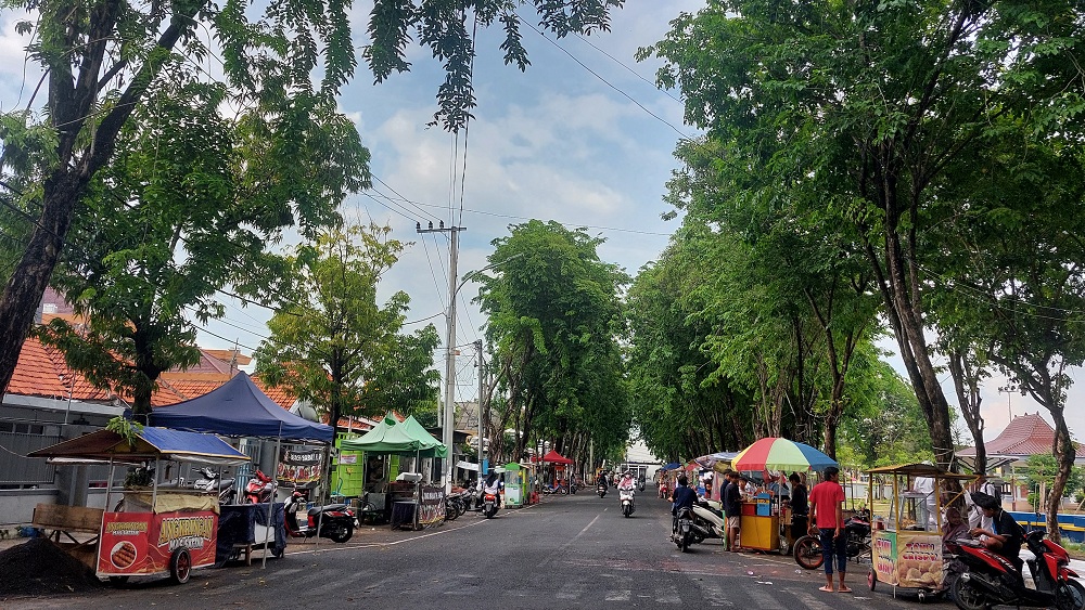 DIBATASI: Sejumlah PKL berjualan di sekitar Alun-Alun Trunojoyo, Jalan Wijaya Kusuma, Kota Sampang, Rabu (28/2). (JUNAIDI PONDIYANTO/JPRM)