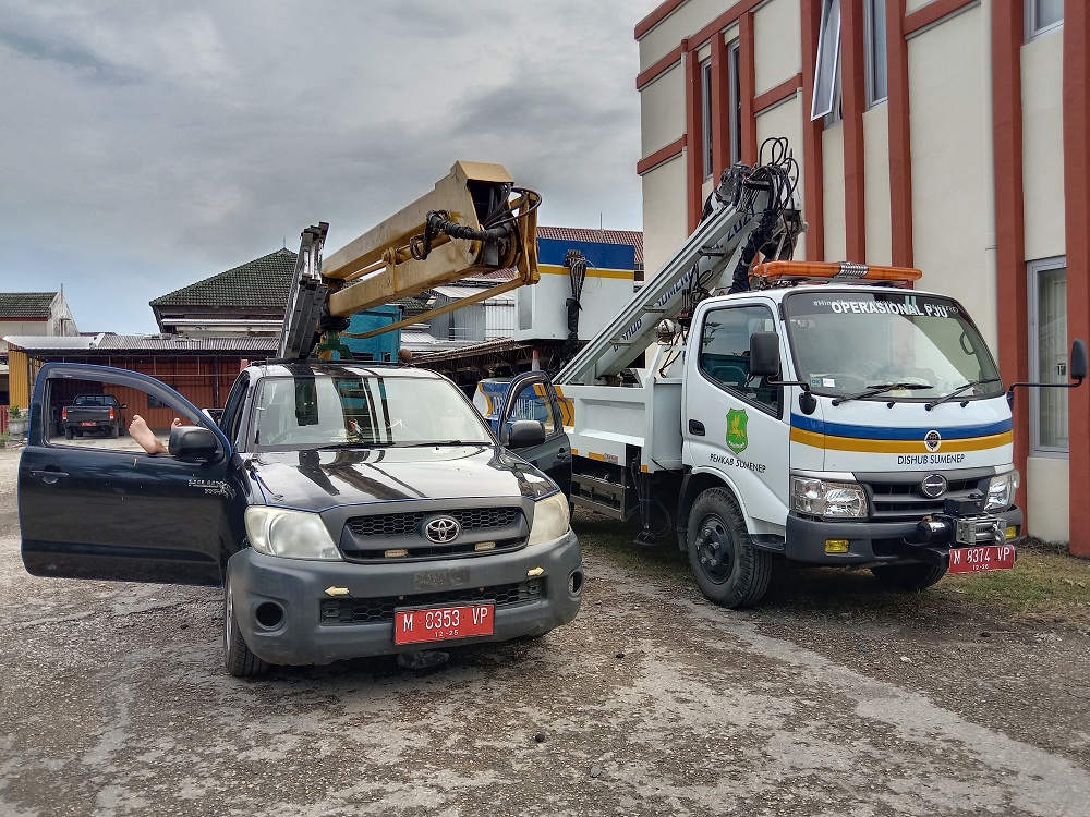 PERLU DITAMBAH: Mobil operasional PJU milik Disperkimhub Sumenep terparkir di halaman kantor pemkab, Rabu (28/2). (MOH. JUNAIDI/JPRM)