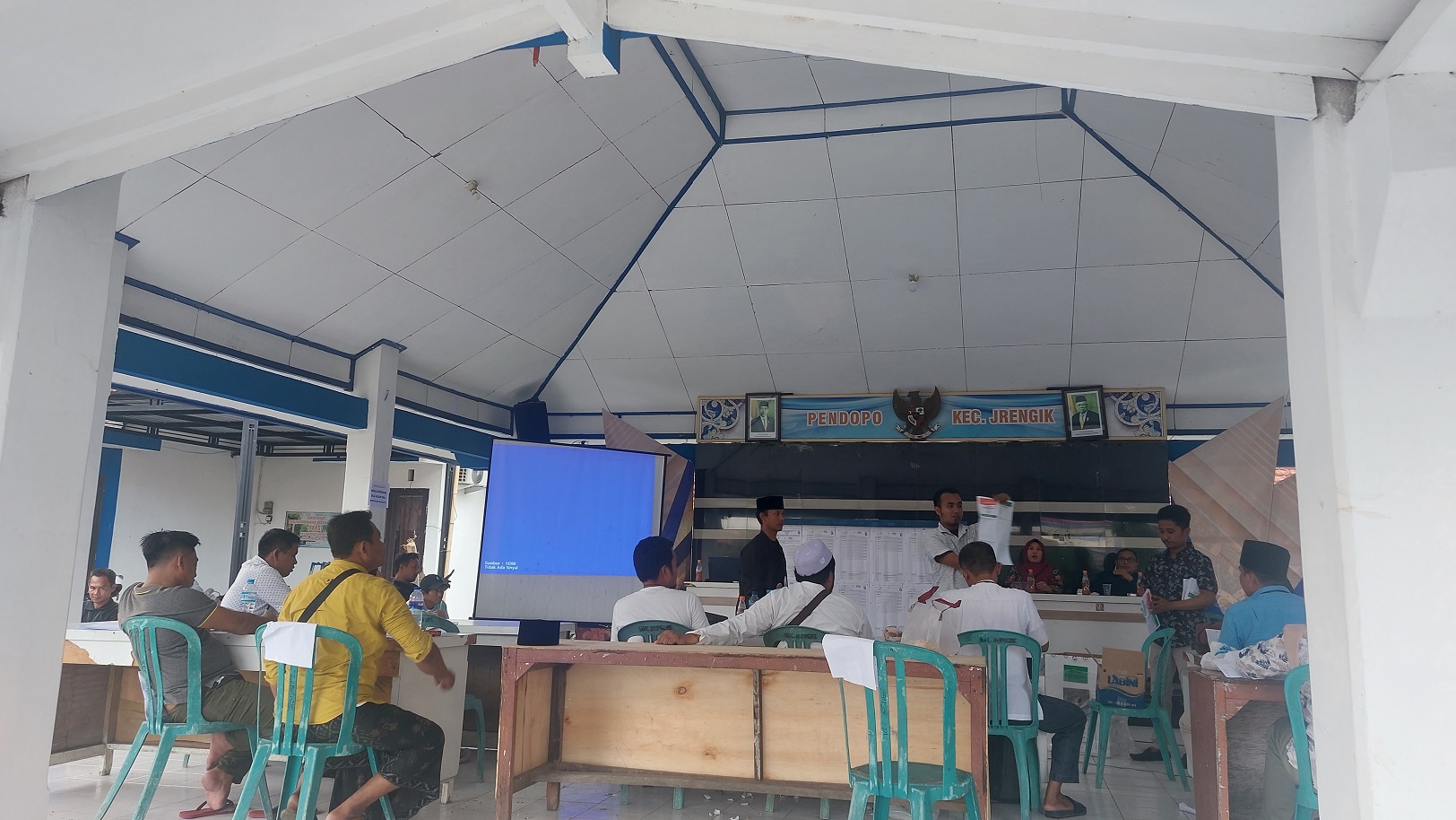 HITUNG ULANG: PPK Jrengik memperlihatkan surat suara hasil pemungutan TPS 05 Desa Mlakah di kantor Kecamatan Jrengik, Sampang, Senin (27/2). (JUNAIDI PONDIYANTO/JPRM)