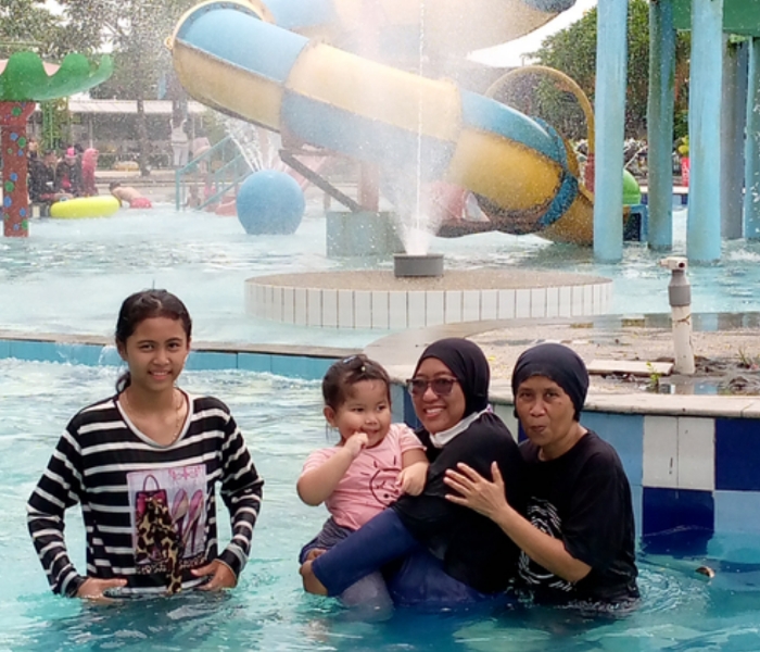 Pegunjung Menikmati suasana berenang di Kolam Kraton WaterPark