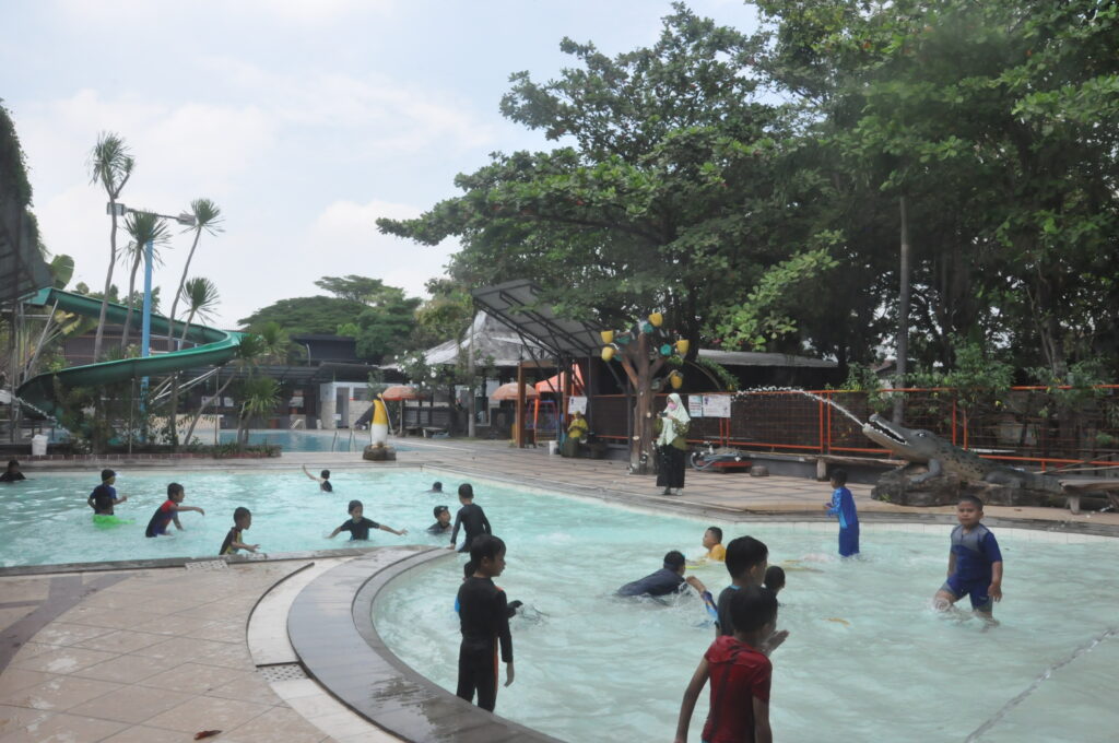 Anak-anak berenag di Legok Asri Park