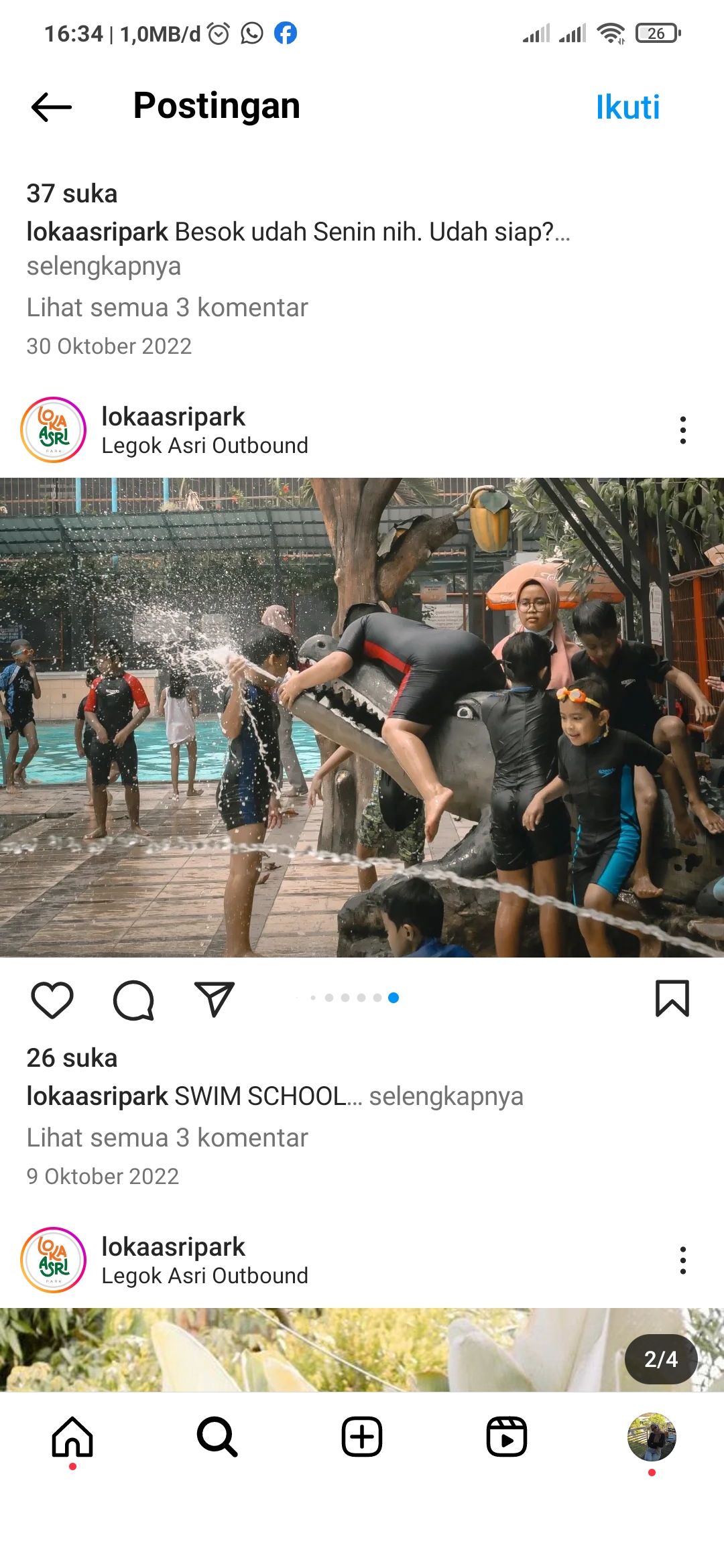 pengunjung menikmati suasan berenang di Legok Asri Park