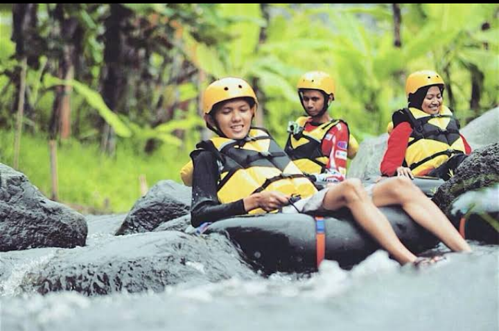 Para pengunjung Wisata Batu River Tubing Malang