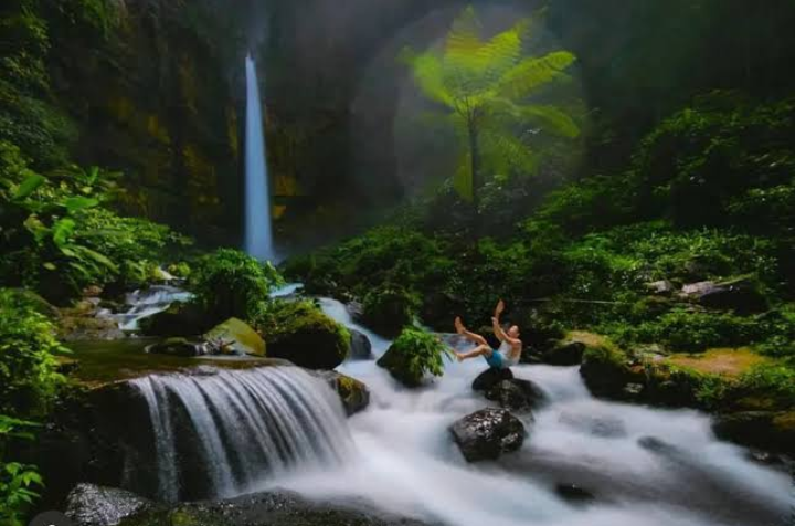 Potret Wisata Air Terjun Kapas Biru di Lumajang