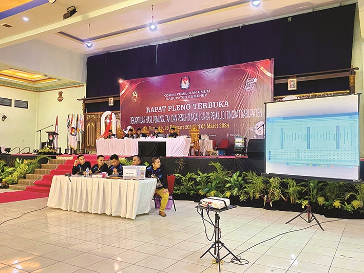 SERIUS: Tampak PPK Kecamatan Batuan menyampaikan rekapitulasi hasil perolehan suara di Gedung Adi Poday, Sumenep, Kamis (29/2). (MOH. JUNAIDI/JPRM)