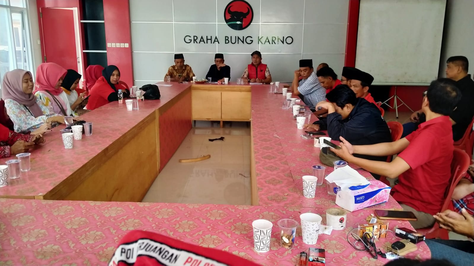 BERJUANG BERSAMA: Pengurus dan kader menggelar rapat koordinasi di kantor DPC PDI Perjuangan, Januari 2024. (DPC PDIP PAMEKASAN UNTUK JPRM)