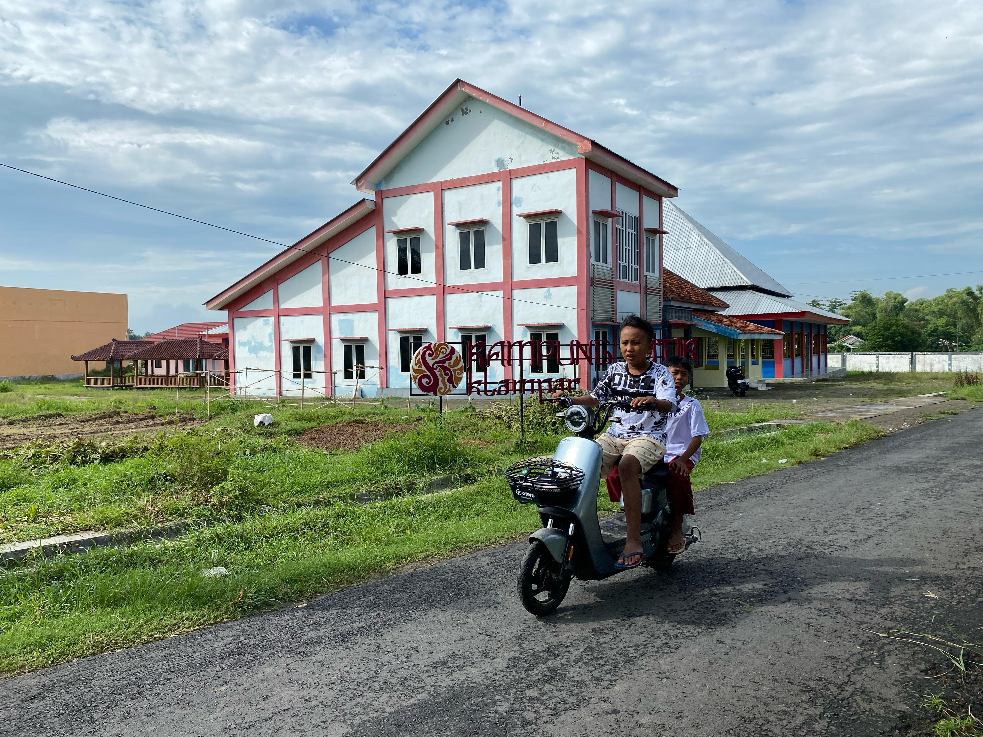 TAK TERAWAT: Warga melintas di kawasan sentra batik yang terletak di Desa Klampar, Kecamatan Proppo. (FAHMI/JPRM)