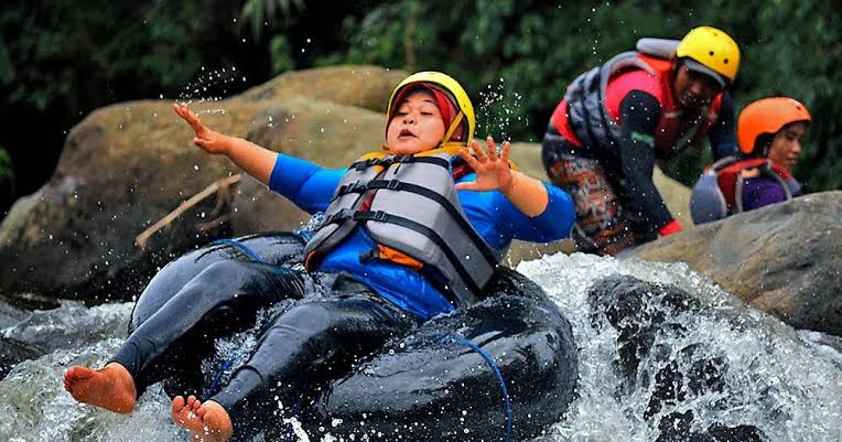 Pengunjung wisata Batu River Tubing Memacu adrenalin.
