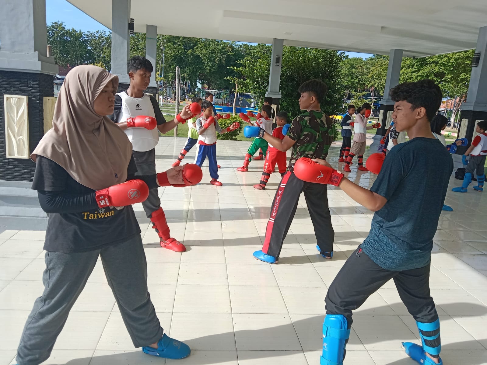 TURUNKAN ATLET PEMULA: Atlet Inkai Sampang berlatih di tempat latihan, Minggu (28/1). (INKAI UNTUK JPRM)