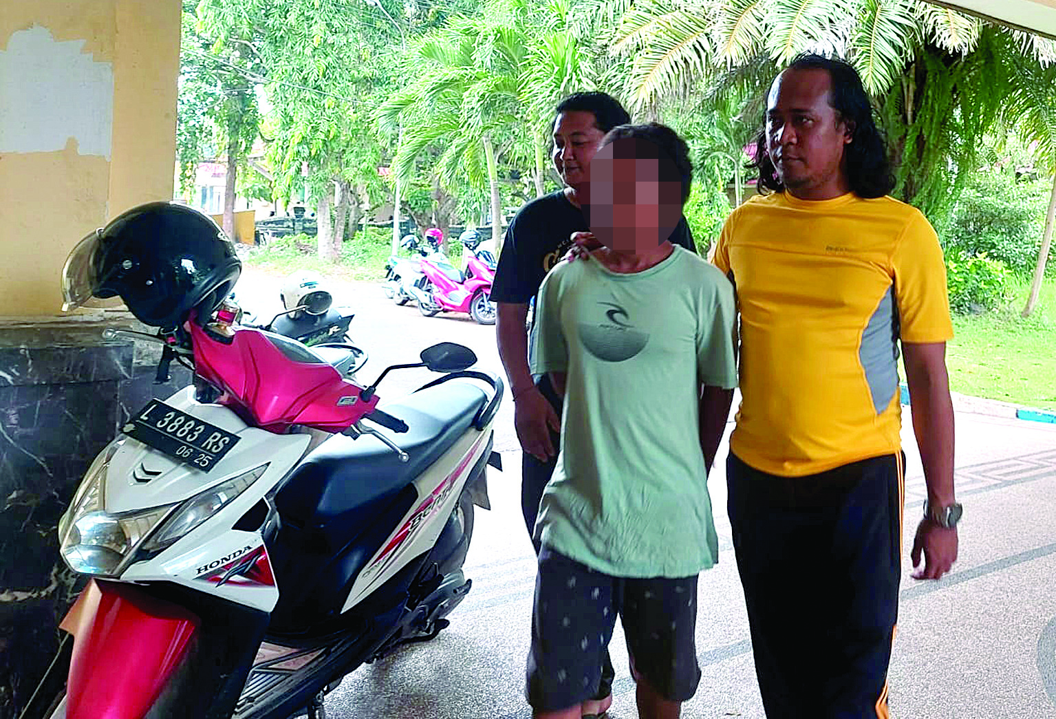 PASRAH: Syamsul Arifin digiring ke ruangan penyidik oleh anggota Satreskrim Polres Bangkalan, Jumat (1/3). (ZEINAL ABIDIN/JPRM)