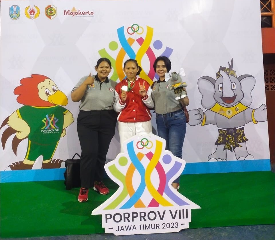 MEMBANGGAKAN: Atlet judo Sumenep Anggi Triapuspitasari menunjukkan medali perak yang diperolehnya saat bertanding di Porprov VIII Jatim 2023. (IDA ROYANI UNTUK JPRM)