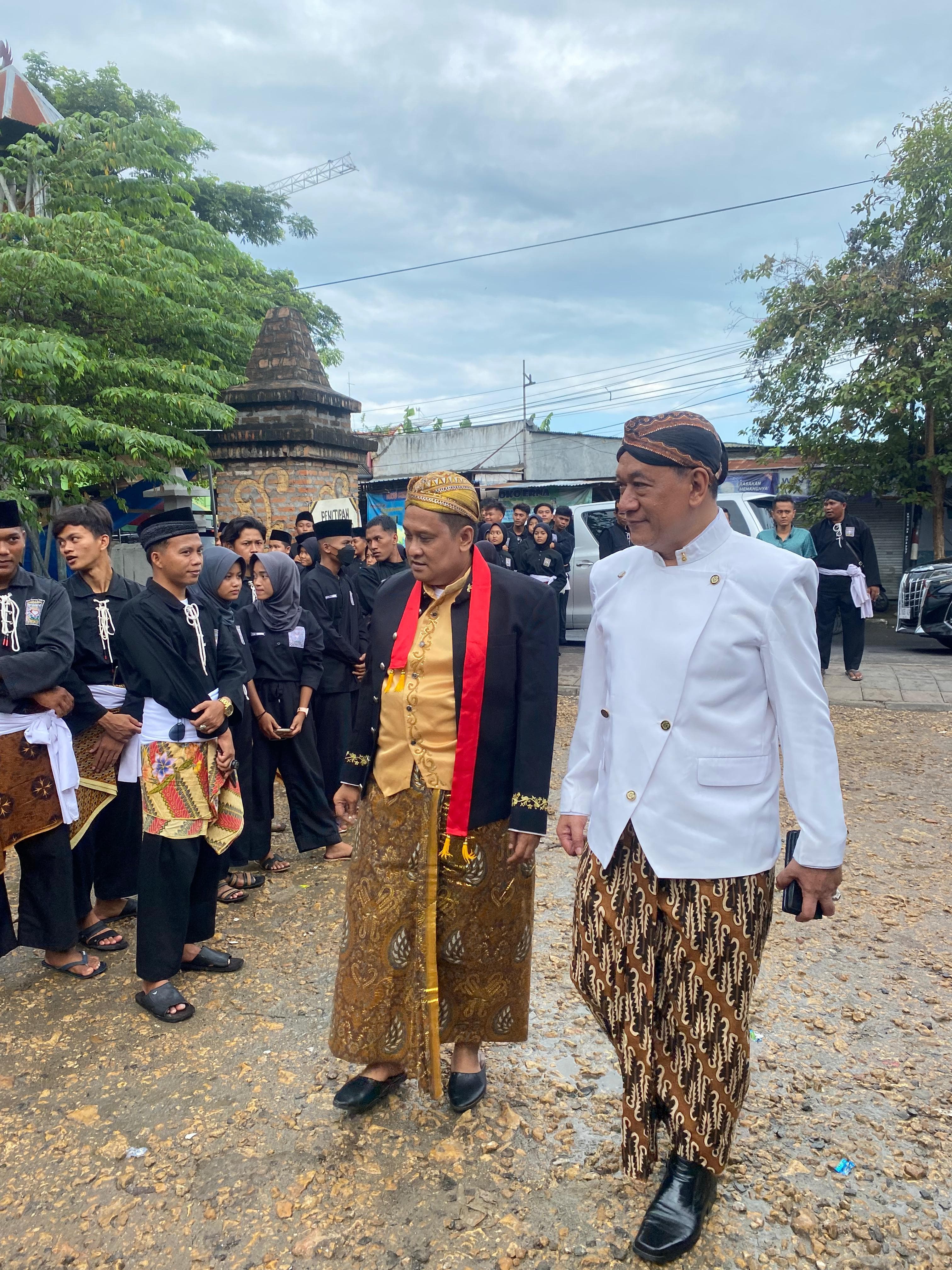 BERIRINGAN: Kanjeng Raden Tumenggung Khairul Umam Hadinagoro bersama Kanjeng Pangeran Haryo Eddy Wirabhumi di Pamekasan, Jawa Timur, Kamis (29/2).
