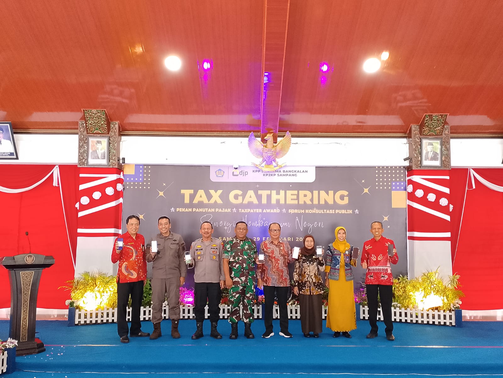 BERSINERGI: Kepala KPP Pratama Bangkalan Amiruddin Jauhari (kanan) bersama jajaran Forkopimda di acara Tax Gathering di Pendopo Kabupaten Sampang, Kamis (29/2).