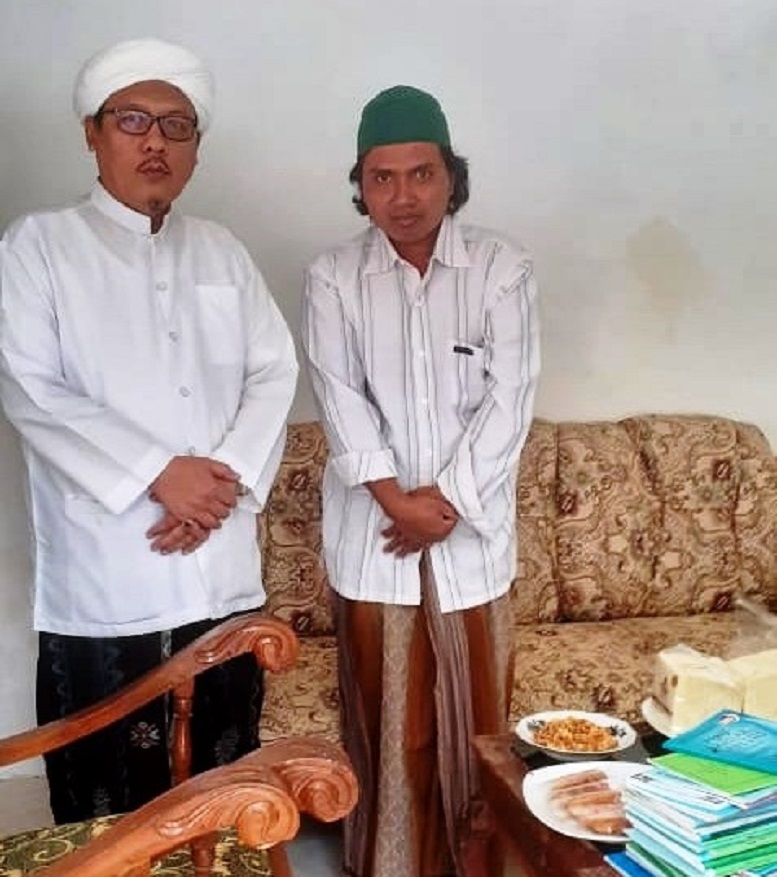 TOKOH MASYARAKAT: Direktur Muara Progresif Surabaya Achmad Tirmidzi Munahwan (kanan) sowan sekaligus memberikan buku terbitan Muara Progresif kepada Kiai Thoifur Ali Wafa. (TIRMIDZI UNTUK JPRM)