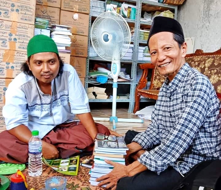 MENGHORMATI ULAMA: Direktur Muara Progresif Surabaya (kiri) memberikan buku terbitan Muara Progresif kepada Pengasuh Ponpes Nasy&rsquo;atul Muta&rsquo;allimin, Sumenep, Kiai Dardiri Zubairi. (TIRMIDZI UNTUK JPRM)