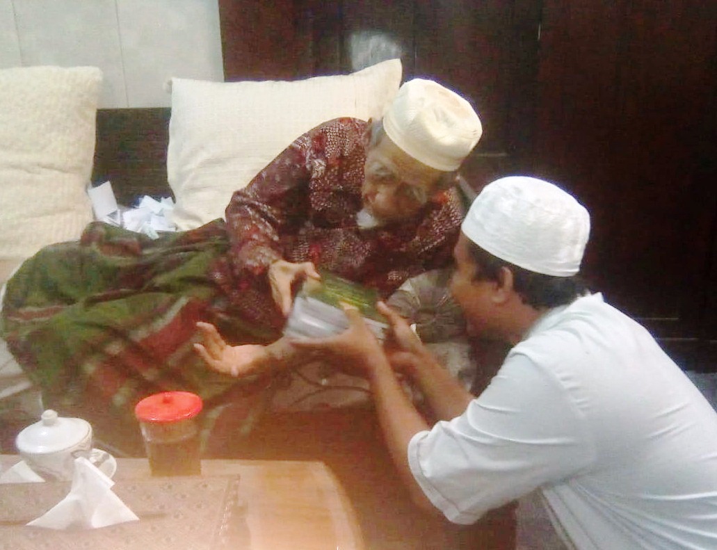 GURU BANGSA: Direktur Muara Progresif Surabaya (kanan) sowan sekaligus memberikan beberapa buku terbitan Muara Progresif kepada almarhum Kiai Maimun Zubair semasa hidup. (TIRMIDZI UNTUK JPRM)