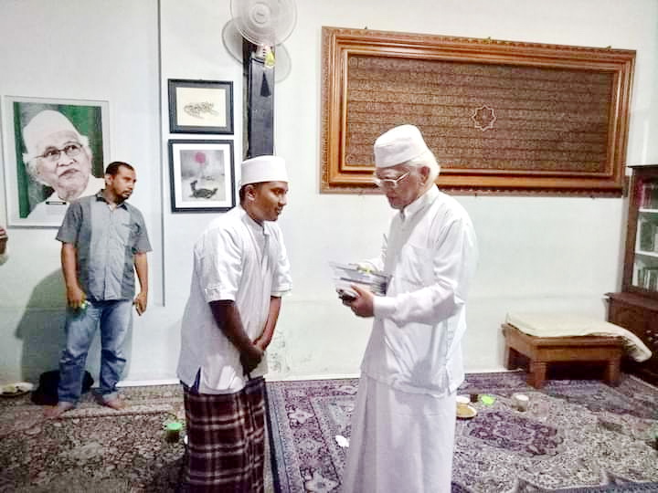 SOWAN: Direktur Muara Progresif Surabaya Achmad Tirmidzi Munahwan (kiri) sowan sekaligus memberikan buku terbitan Muara Progresif kepada Kiai Ahmad Mustofa Bisri. (TIRMIDZI UNTUK JPRM)