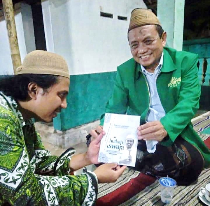 BERSAMA ULAMA: Direktur Muara Progresif Surabaya Achmad Tirmidzi Munahwan (kiri) memberikan buku terbitan Muara Progresif kepada Ketua PCNU Sumenep Kiai Pandji Taufiq. (TIRMIDZI UNTUK JPRM)
