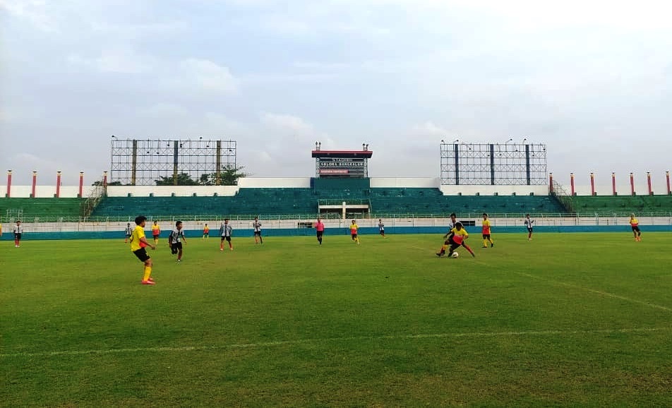 SEMANGAT BARU: Pemain Persatuan Sepak Bola Bangkalan (Perseba) bertanding di laga persahabatan di Stadion Gelora Bangkalan (SGB), Selasa (28/11/2023). (ZEINAL ABIDIN/JPRM)