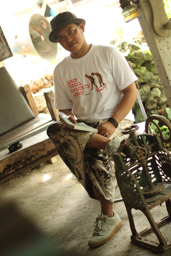 SEDERHANA: Ferdiansyah menggunakan outfit berkain jenis casual look, Senin (12/2). (VIVIN AGUSTIN HARTONO/JPRM)