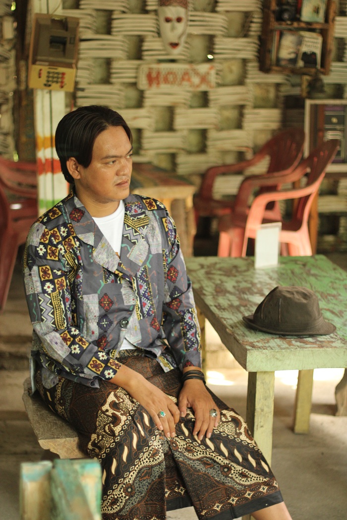 ELEGAN: Ferdiansyah menggunakan outfit berkain jenis playful look, Senin (12/2). (VIVIN AGUSTIN HARTONO/JPRM)
