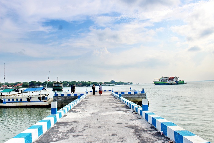 BELUM BERFUNGSI: Warga berada di sekitar pelabuhan wisata sisi Kalianget, Rabu (10/1). (MOH IQBAL/JPRM)