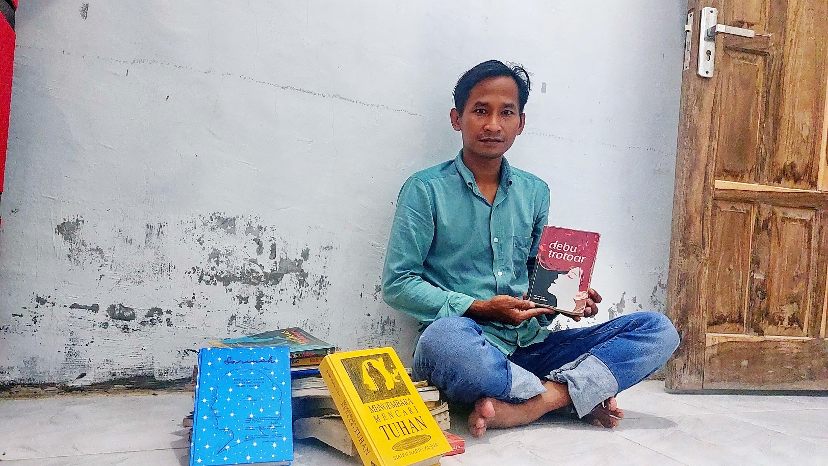 EKSPRESIKAN IDE DAN GAGASAN: Penulis Fadil Shufina menunjukkan buku antologi puisi karyanya berjudul Debu Trotoar di Desa Dulang, Kecamatan Torjun, Kamis (29/2). (JUNAIDI PONDIYANTO/JPRM)