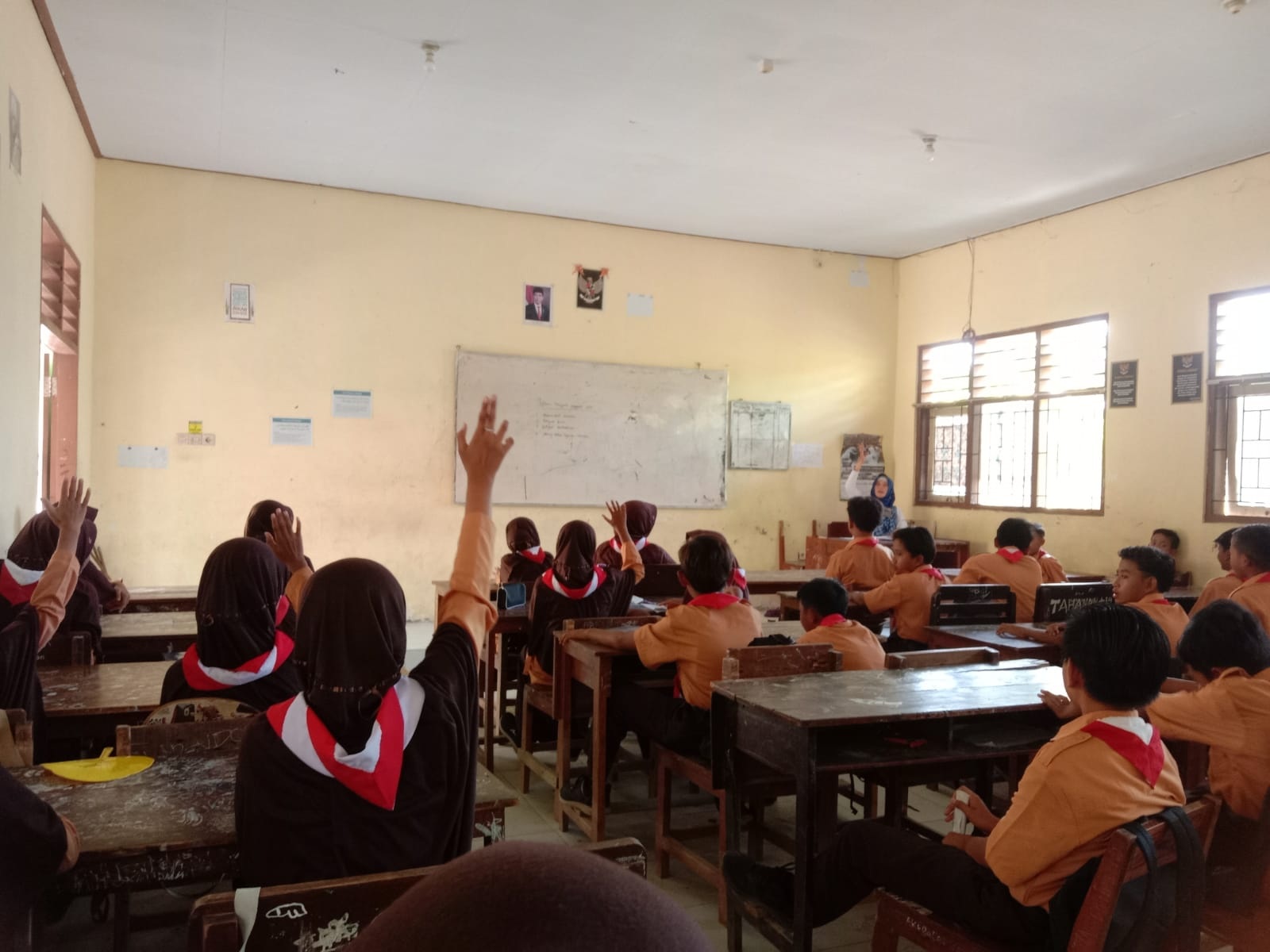 BERSEMANGAT: Siswa SMPN 8 Pamekasan antusias mengikuti KBM, Desember 2023. Dispendikbud sudah memecat lima orang tenaga pendidik. (ULY HIBRIYATUL AWWALIYAH/JPRM)