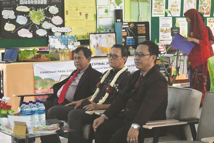 MENDIDIK: Kepala Dispendik Sampang Mohammad Fadeli (tengah) didampingi Kepala SMPN 1 Sampang Teguh Suparyanto (kiri) melihat karya pelajar dalam kegiatan pameran di sekolahnya, Sabtu (2/3).