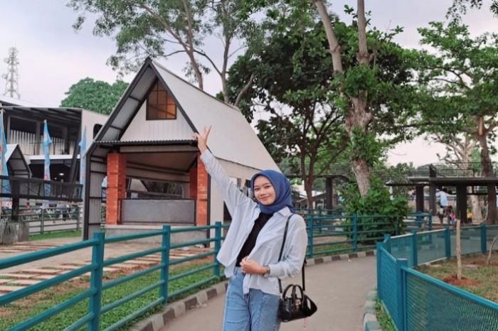 Pengunjung Wanita sedang menikmati liburan di Wisata Anyer Wonderland Banten