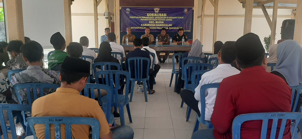 MEMBERIKAN PEMAHAMAN: Warga menyimak arahan yang disampaikan narasumber dalam sosualisasi perundang-undangan di bidang cukai, Senin (4/3). (SATPOL PP BANGKALAN)