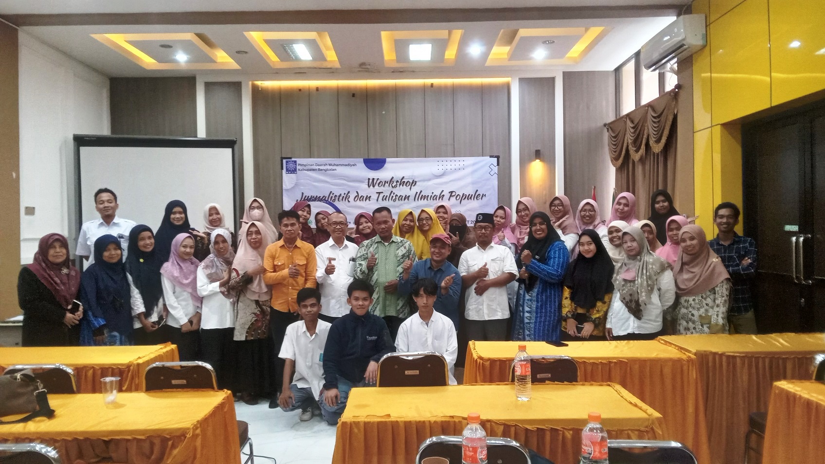 PEDULI LITERASI: Guru PAUD, SD, SMP, dan SMA Muhammadiyah bersama staf TU berfoto bersama setelah Workshop Jurnalistik dan Tulisan Ilmiah di aula sekolahnya Senin (4/3). (KHOIRUL ANAM/JPRM)