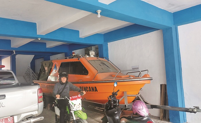 MUBAZIR: Pegawai BPBD Sampang berada di sekitar speed boat yang ada di garasi kantor Senin (4/3). (JUNAIDI PONDIYANTO/JPRM)